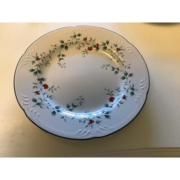 Pfaltzgraff Winterberry * Christmas Dinner Plate. Luncheon, and Salad Plates - Picture 4 of 5